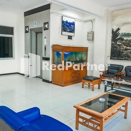 Grand Kembar Hotel Mitra Reddoorz Bandung Exterior foto